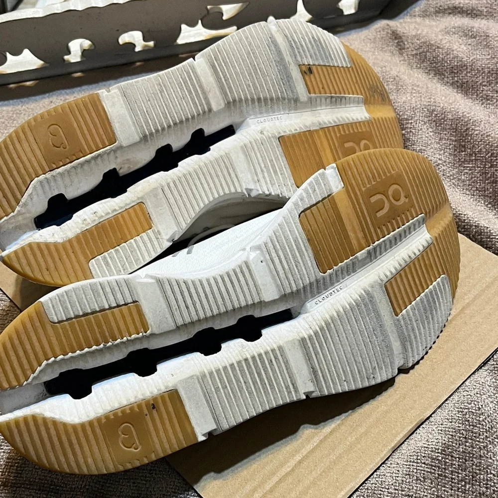 On Clouds Women’s Cream and White Sneakers- Size 8.5